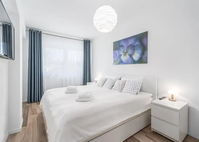 Seaside Breeze Stylish Apartment Balcony & Parking By Noclegi Renters