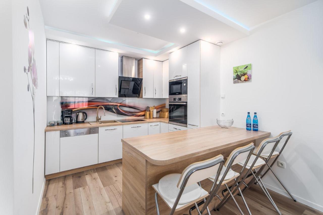 Seaside Breeze Stylish Balcony & Parking By Renters Apartment *