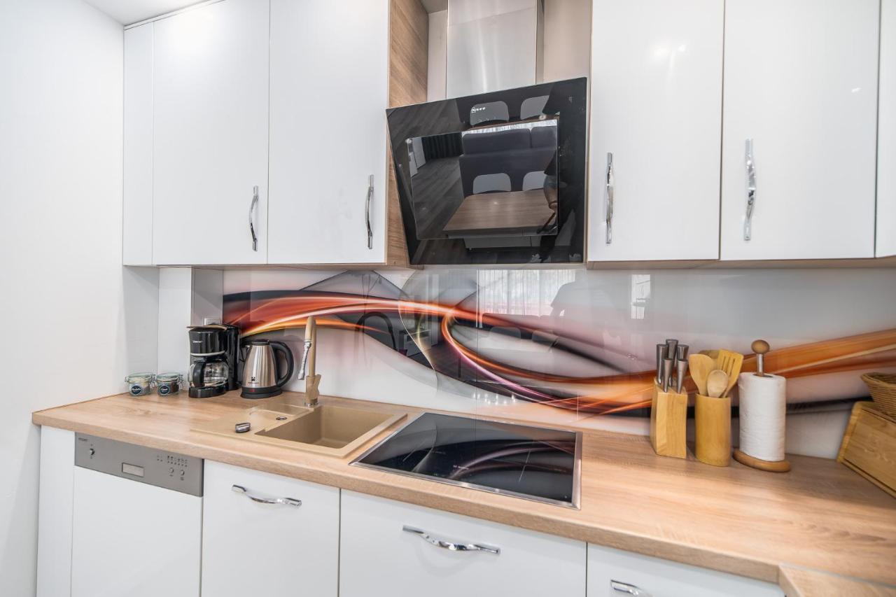 Seaside Breeze Stylish Balcony & Parking By Renters Apartment