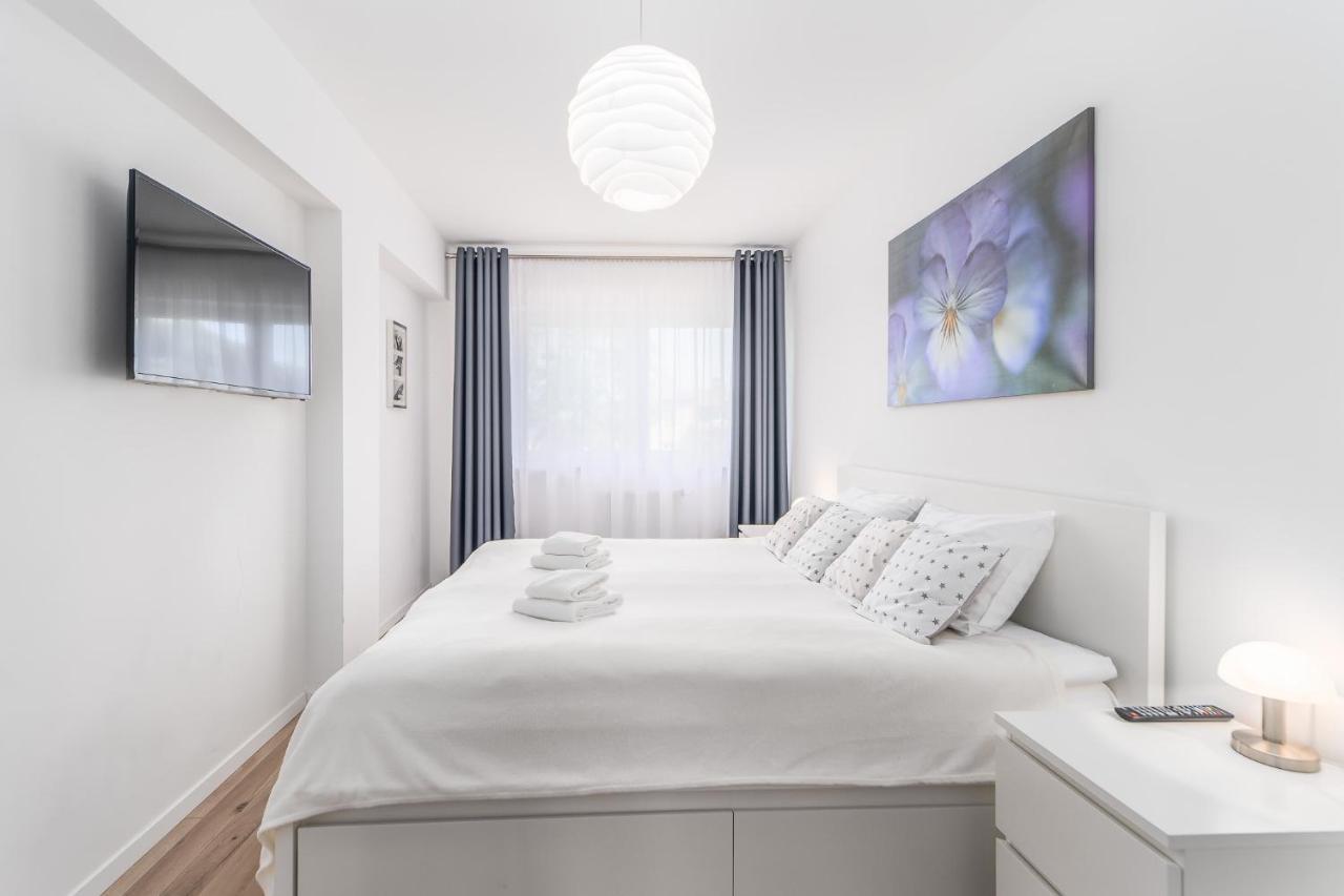 Seaside Breeze Stylish Balcony & Parking By Renters