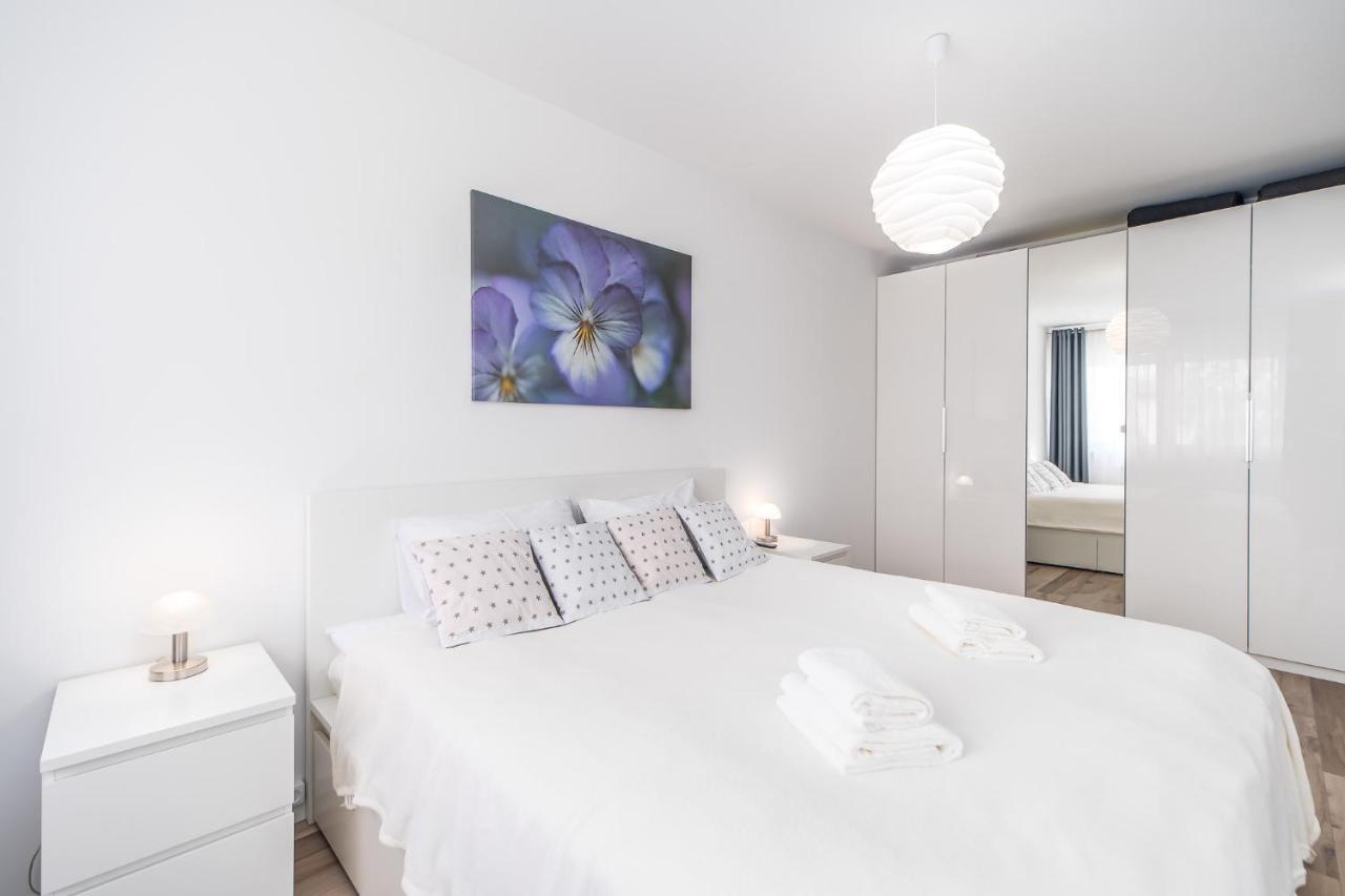 Seaside Breeze Stylish Balcony & Parking By Renters Apartment *
