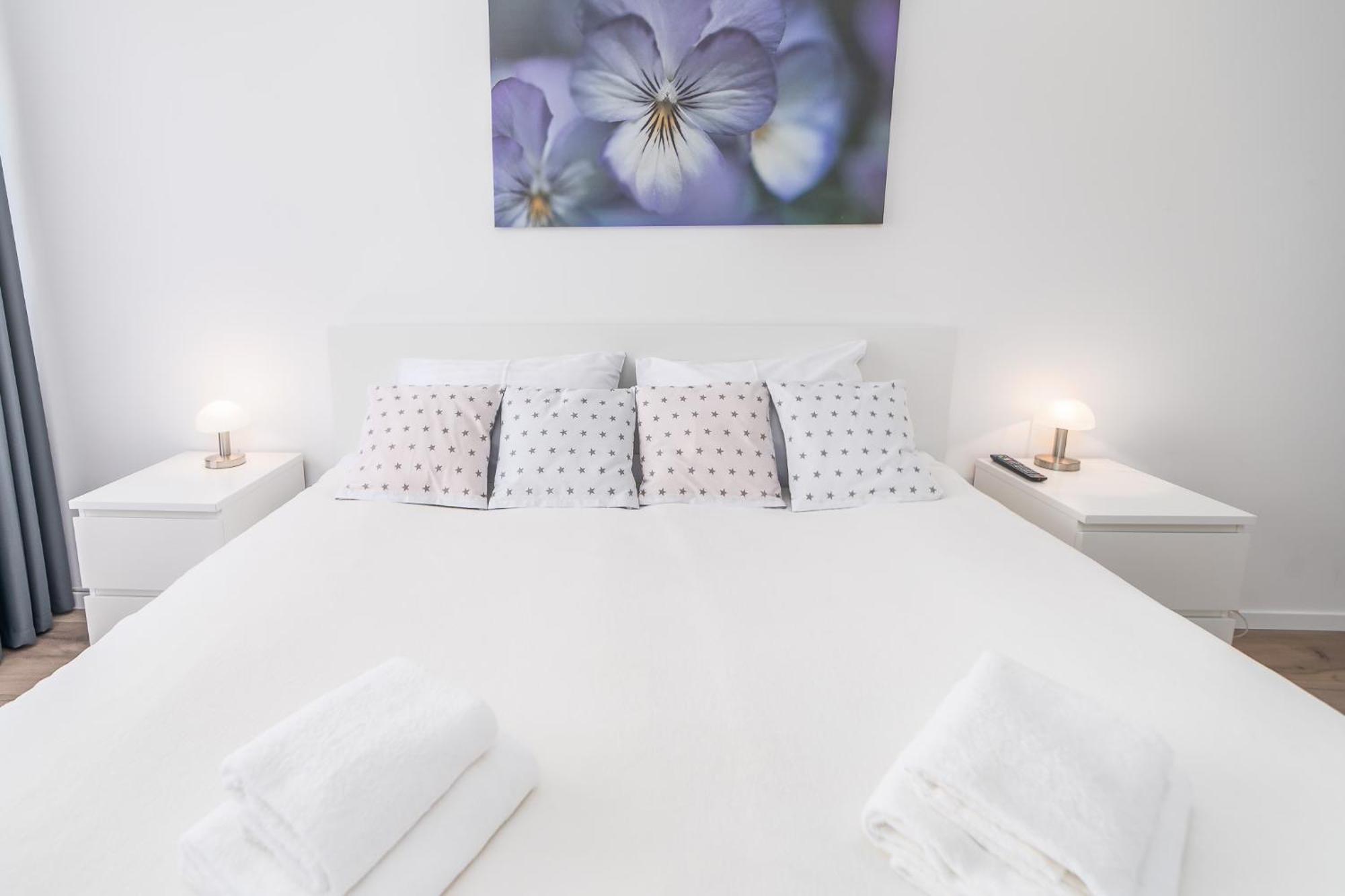 Seaside Breeze Stylish Balcony & Parking By Renters *