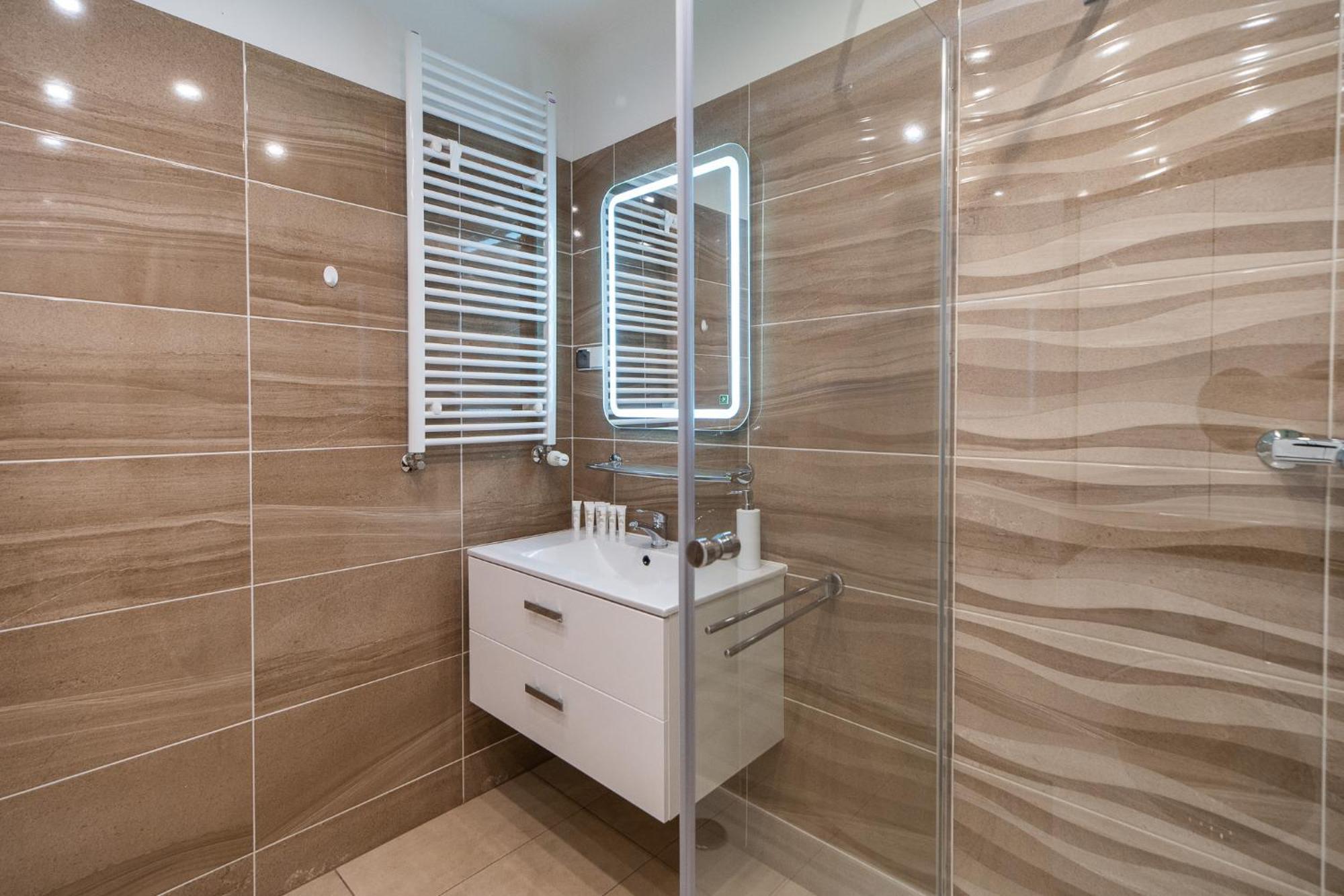 Seaside Breeze Stylish Balcony & Parking By Renters Apartamento