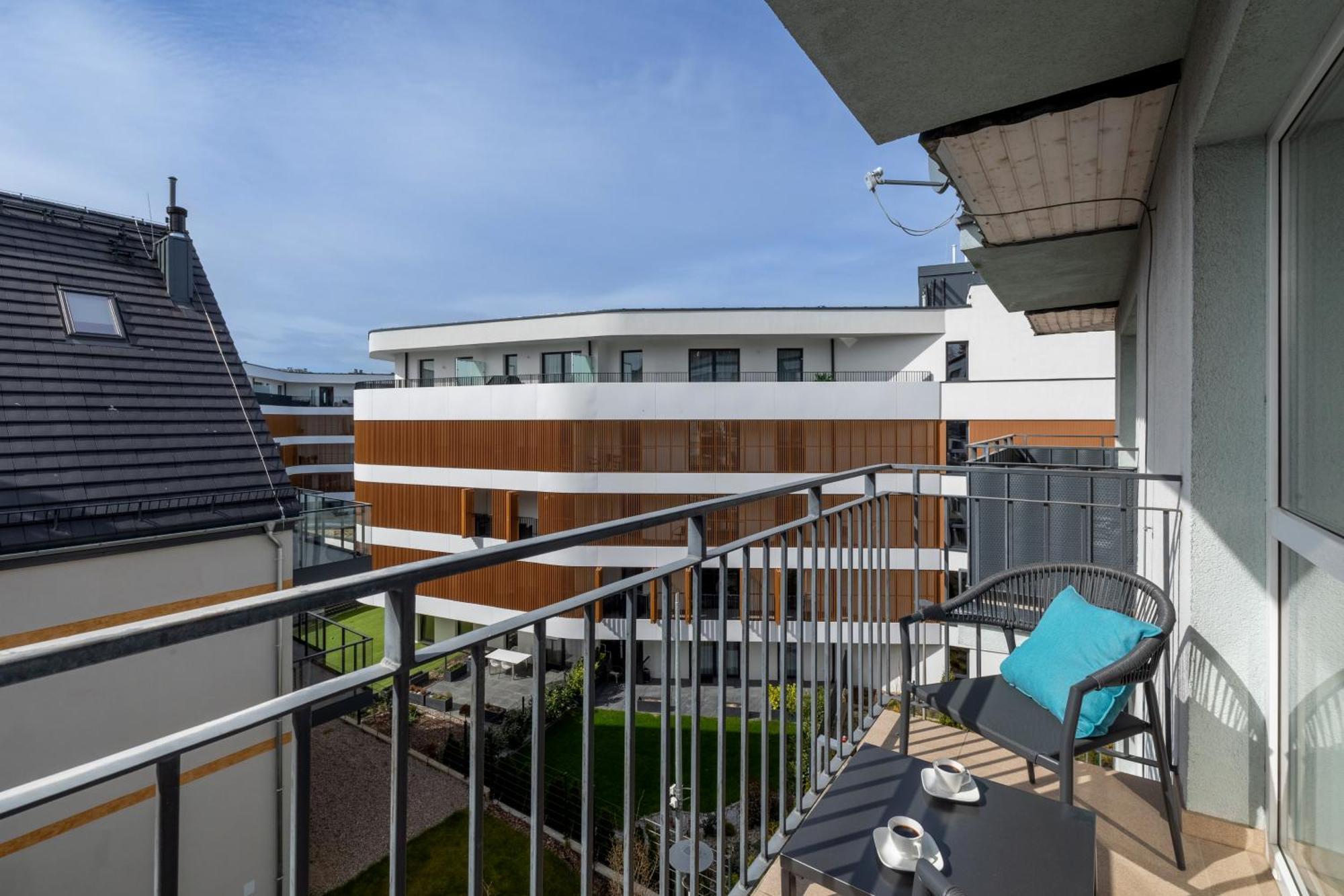 Seaside Breeze Stylish Balcony & Parking By Renters *