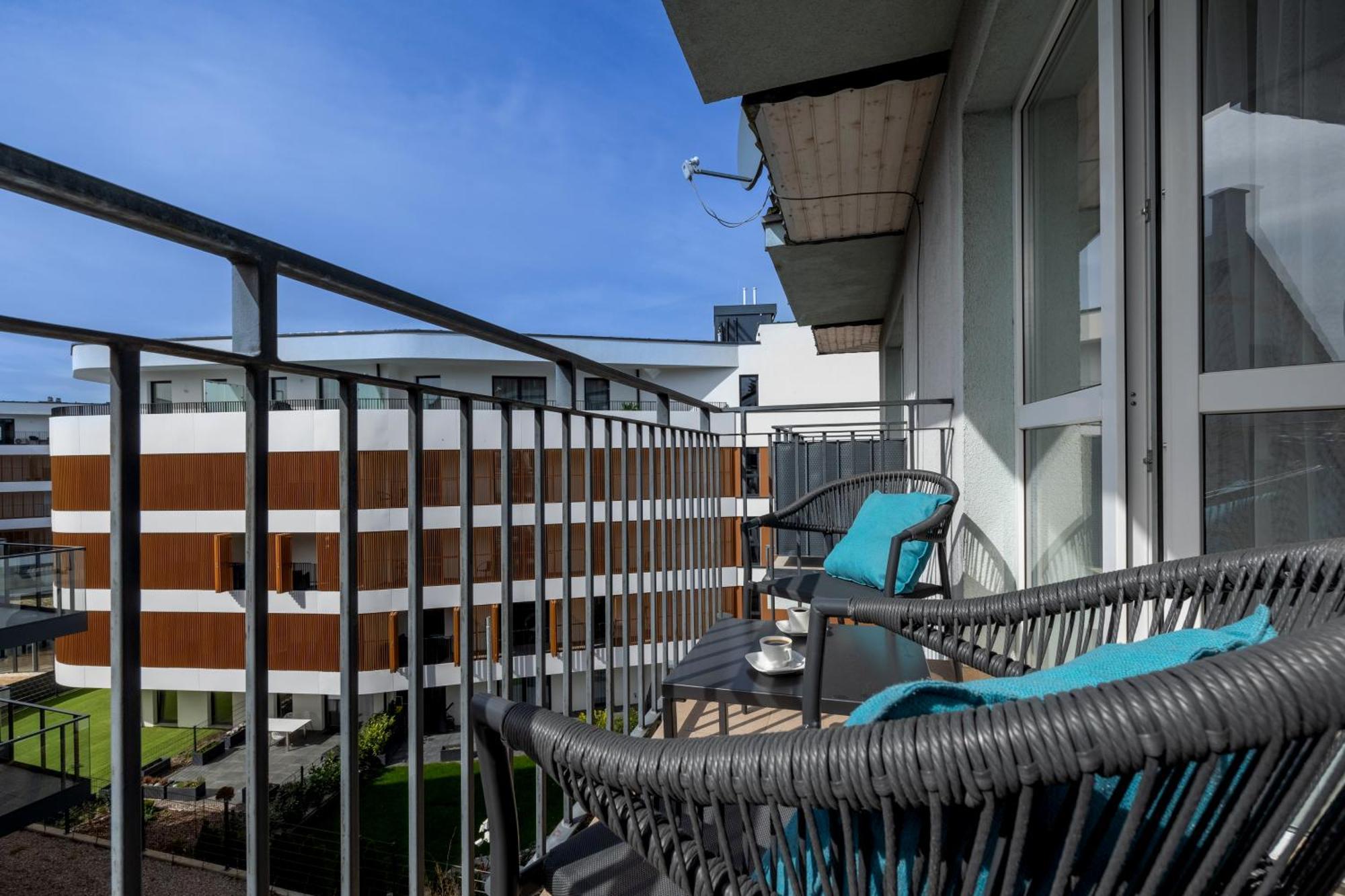 Seaside Breeze Stylish Balcony & Parking By Renters