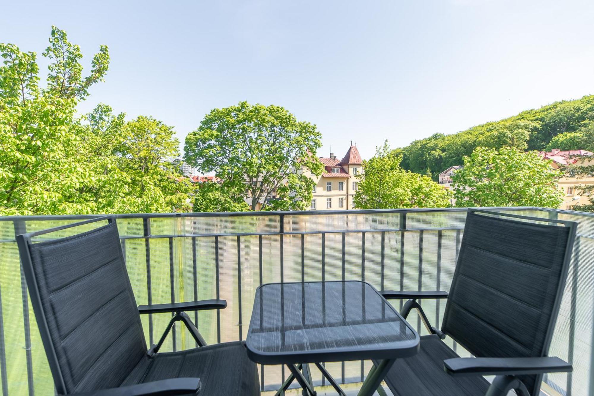 Seaside Breeze Stylish Balcony & Parking By Renters Apartment *
